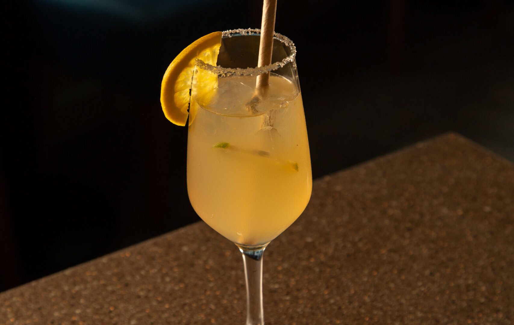 Cocktail rafraîchissant servi à bord d'un bateau de croisière sur la Seine à Paris, idéal pour savourer une soirée élégante | Le Capitaine Fracasse