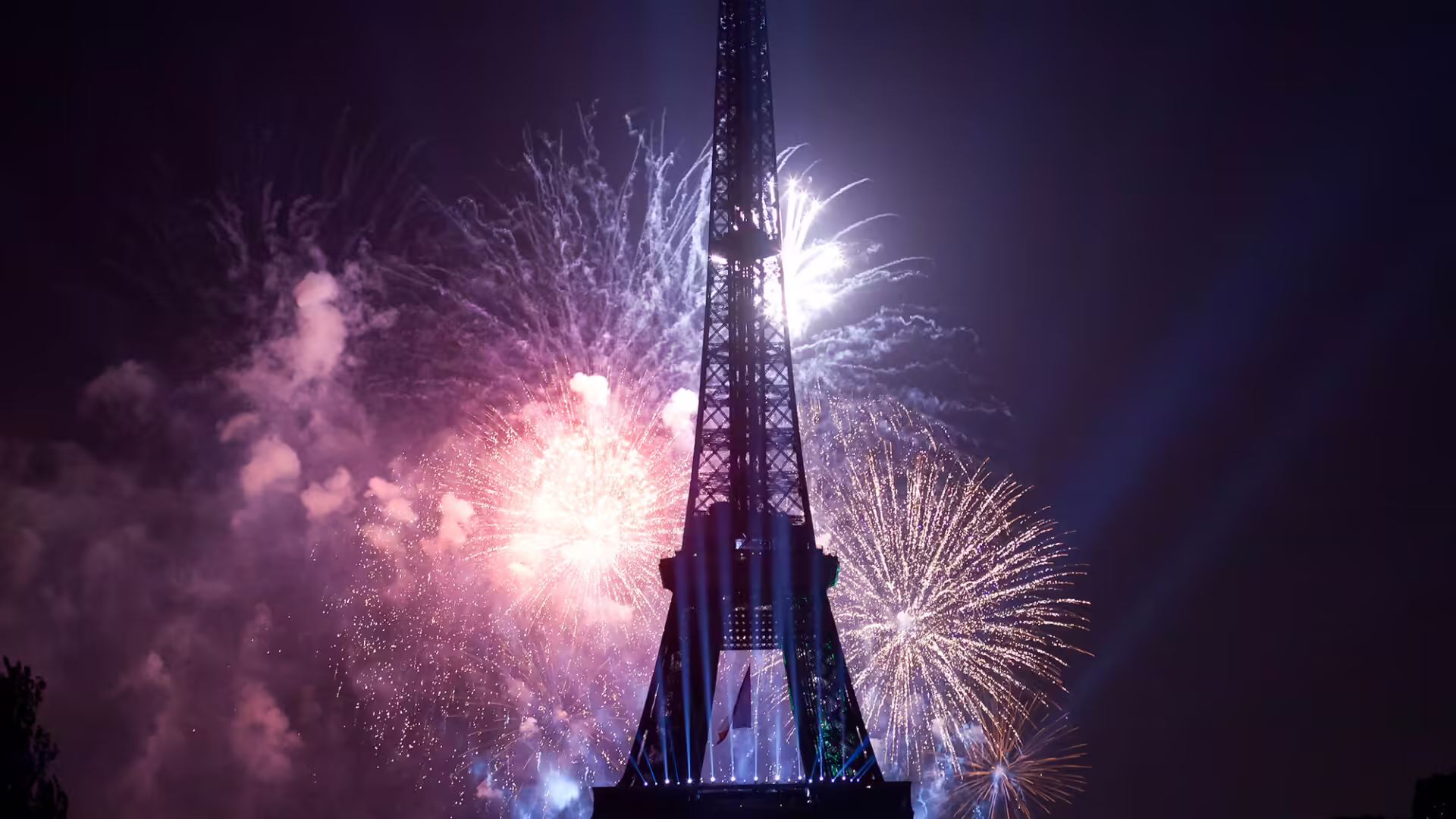 Feux d'artifice illuminant la Tour Eiffel lors d'un dîner croisière sur la Seine à Paris, offrant une vue spectaculaire et magique de la ville lumière la nuit | Le Capitaine Fracasse
