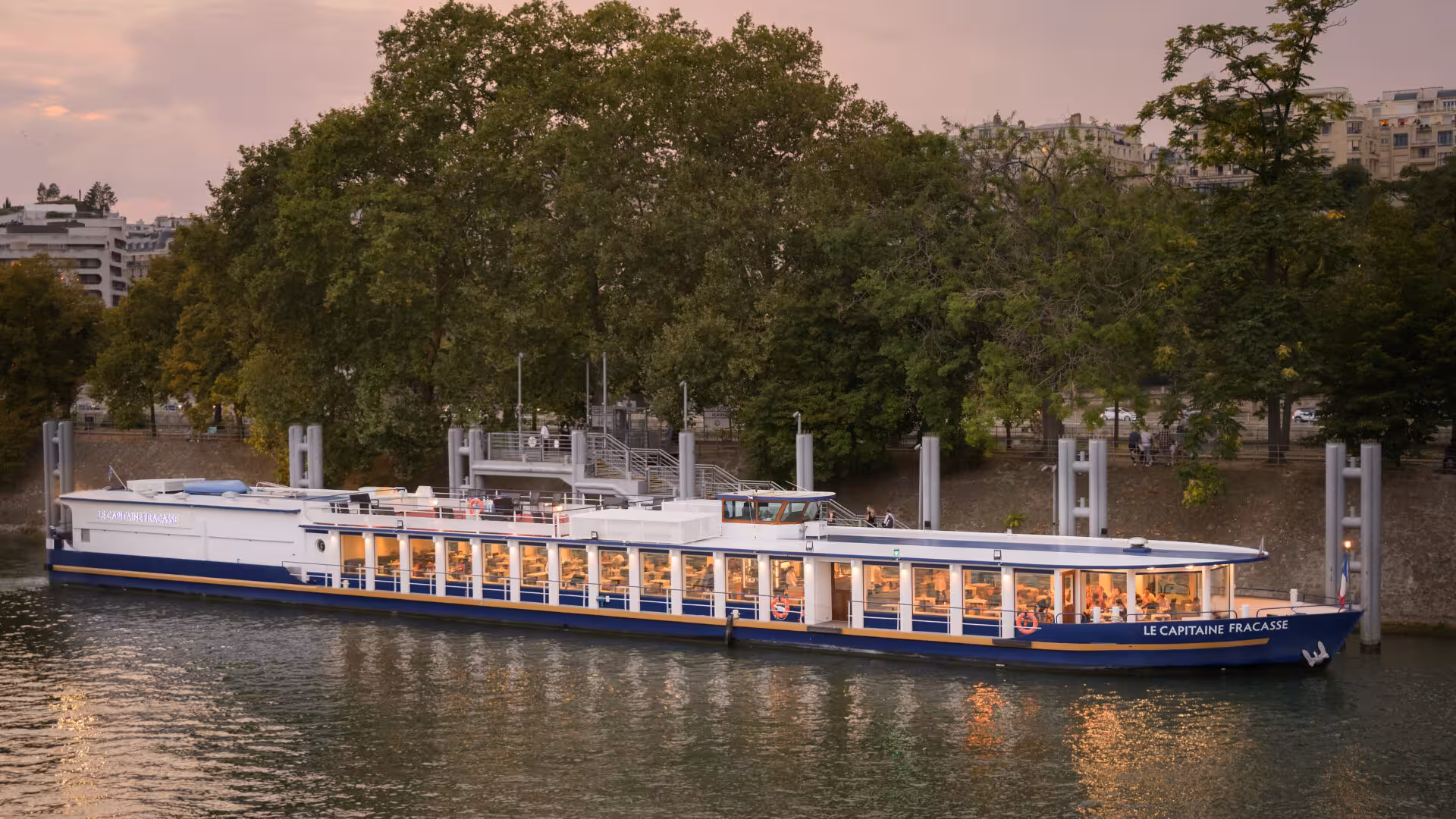Bateau de croisière "Le Capitaine Fracasse" sur la Seine à Paris offrant un dîner romantique et panoramique, idéal pour découvrir les monuments emblématiques de la ville lumière au crépuscule | Le Capitaine Fracasse